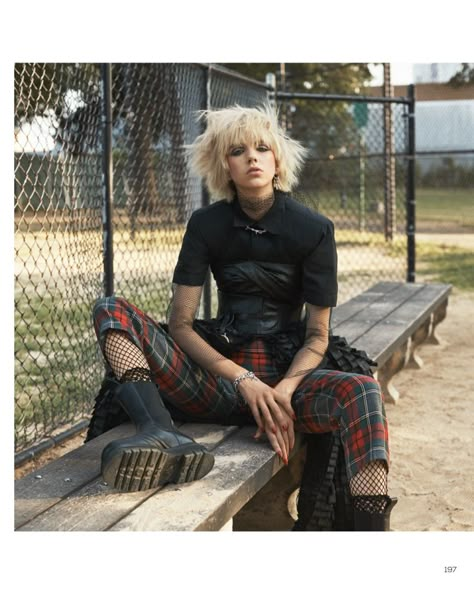 Rebellious Fashion Outfits, Punk Fashion Photography, Grunge Editorial, Grunge Outfits Women, Punk Poses, Punk Fashion Women, Skirts Leather, Chica Punk, Editorial Vogue