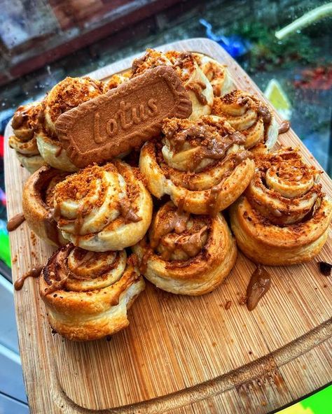 EMILY | FOODIE💗 on Instagram: "BISCOFF SWIRLS🤤 Wanting a sweet treat breakfast for only 143 calories each? Then this is for you😍 The recipe below makes 14: All you need is 375g light ready rolled puff pastry, 90g Biscoff crunchy spread & 2 biscoff biscuits! Roll your pastry out and cover with 75g Biscoff spread, then cut into 14 strips & roll up. Then crush 1 lotus biscuit and spread over the top of your swirls. Pop into the oven at 180 for around 14 mins then take out. Add a Lotus Cinnamon Rolls, Lotus Biscuits, Biscoff Recipes, Bread Dough Recipe, Biscoff Biscuits, Bakery Shop Design, Biscoff Spread, Awesome Food, Bakery Shop