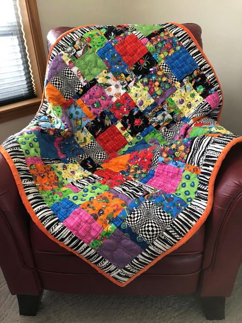 Tumbleweed Quilt it's quick & easy to sew & cut | Craftsy Charm Pack Quilts, I Spy Quilt, Bright Quilts, Kaffe Fassett Quilts, Baby Patchwork Quilt, Jelly Roll Quilt Patterns, Quick Quilt, Scrappy Quilt Patterns, Charm Quilt