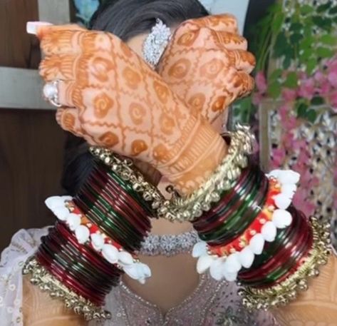 Keep Smile, Bangle Ceremony, Wedding Jewellery Designs, Bride Photos Poses, Bridal Chura, Bridal Gift Wrapping Ideas, Desi Wedding Decor, Mehndi Decor, Fashionable Saree Blouse Designs