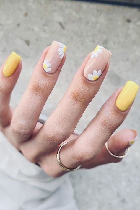 Yellow Nails With Daisy, Neutral Nails White, Nails White Swirl, White Swirl Nails, Nail Art Trendy, Coffin Nail Art, Swirl Nails, Nails Pastel, Yellow Nails Design