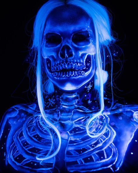 Blue glowing skeleton body paint with snowflakes around it Glow Skull Makeup, Uv Skeleton Makeup, Black Light Skeleton Makeup, Blacklight Halloween Makeup, Uv Makeup Halloween, Black Light Skull Makeup, Glow In The Dark Skeleton Makeup, Uv Skull Makeup, Dnd Family