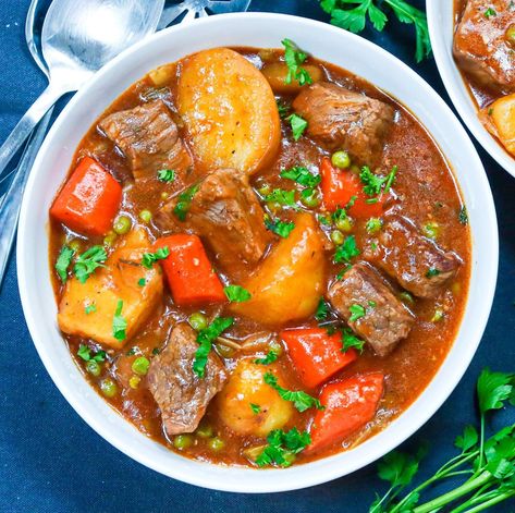 Dutch Oven Beef Stew Recipes, Beef Stew Recipe Oven, Dutch Oven Beef Stew, Oven Beef Stew, Dutch Oven Beef, Soul Food Recipes, Oxtail Recipes, Camp Food, Spice Mix Recipes