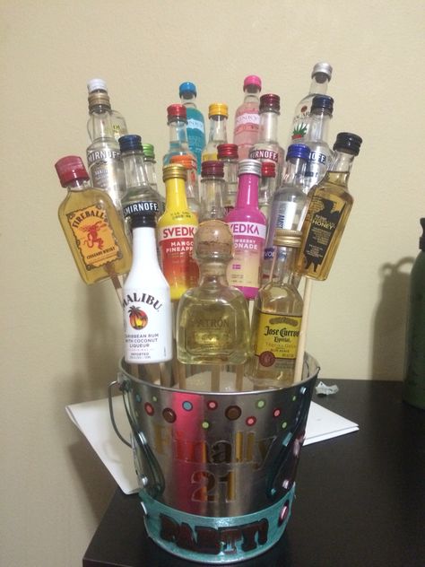 Mini Shooters Alcohol Gift, Shot Bouquet, Booze Gift, Beer Cakes, 21st Ideas, Birthday Shots, Glitter Bottle, Beer Cake, Alcohol Gifts