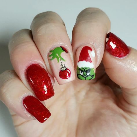 The Grinch Acrylic Nails, Grinch Nails Acrylic Short, Grinch Nail Designs Short, Xmas Nails Grinch, Cute Christmas Nails Grinch, Grinch Gel Nail Designs, Christmas Nails 2023 Grinch, Christmas Nail Grinch, Grinch Dip Nails