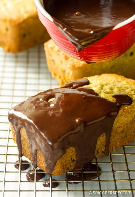 Mint Chocolate Chip Pound Cake Recipe - Ultra moist and rich peppermint chocolate chip cake with creamy chocolate ganache over the top! Sweet Potato Chips Recipe, Travel Cakes, Tasty Easy Recipes, Chocolate Chip Pound Cake, Cream Cheese Pound Cake Recipe, Sweet Potato Chips Baked, Easy Pound Cake, Peppermint Chocolate, Cream Cheese Pound Cake