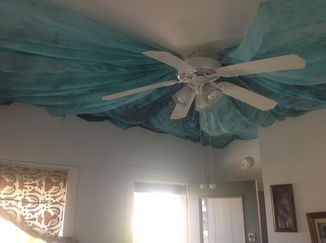 Tented Ceiling Diy, Drape Ceiling Bedroom, Tulle Ceiling, Bunkhouse Ideas, Daisy Room, Canopy Ceiling, Hippie Bedroom Decor, Beach Minimalist, California Room