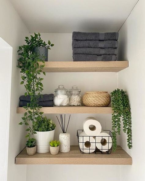 Towel Rack Styling, Cloakroom Toilet Storage Ideas, Minimalist Bathroom Shelves, Wc Shelf Ideas, Spa Bathroom Shelf Decor, Bathroom Shelf Inspiration, Bathroom Decor On Top Of Toilet, Bathroom Greenery Decor, Bathroom Open Shelving Decor