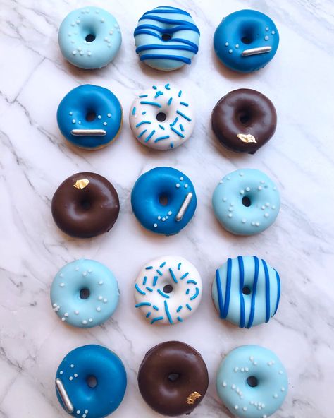 Cute blue mini donuts #minidonuts #minidonas #donuts #donut #sweet #dessert #bluedonuts #blueminidonuts Fathers Day Donuts Ideas, Mini Donut Design, Donuts Design, Donut Icing, Diy Smash Cake, Donut Toppings, Blue Donuts, Mini Doughnuts, Donut Decorations