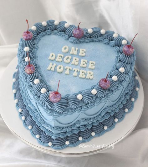 2024 Grad Cakes, Graduation Aesthetic Cake, Heart Cake Graduation, Graduation Cake Aesthetic, Grad Cake Funny, One Degree Hotter Cake, High School Graduation Cakes, Café Aesthetic, Graduating College