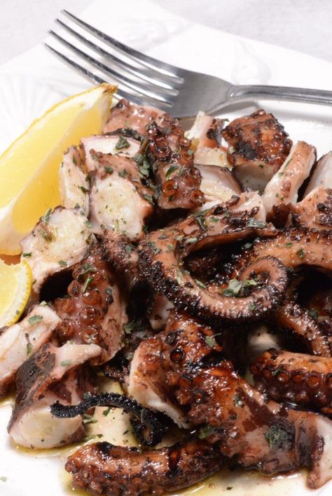 Greek Octopus, Octopus Recipe, Yummy Nummies, Octopus Recipes, Calamari Recipes, Grilled Octopus, Octopus Squid, Country Recipes, Greek Dishes