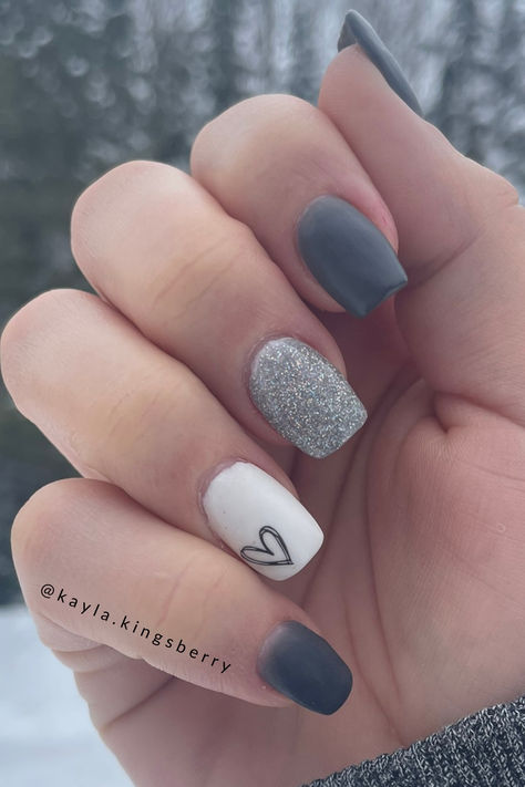 Cute Short Valentines Day Nails with gray and silver dip powder and heart nail sticker Winter Valentine Nails, Short Valentines Nails, Short Valentines Day Nails, Nail Dipping Powder Colors, Valentines Day Design, Valentines Day Nails, Cute Valentines Day, Powder Manicure, Dip Nails