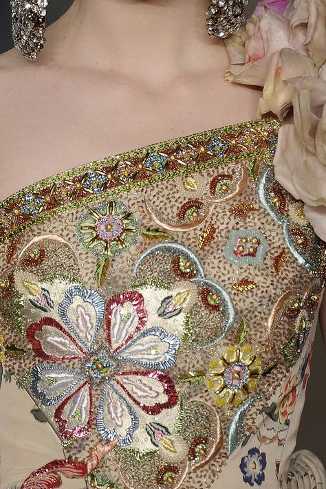 Bordados Tambour, Detail Couture, Tambour Beading, Tambour Embroidery, Couture Embroidery, Couture Details, Christian Lacroix, Gorgeous Gowns, Fashion Details