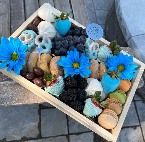 Gender Reveal Charcuterie Board, Gender Reveal Board, Charcuterie Boxes, Charcuterie Display, Color Party, Gender Reveal Decorations, Charcuterie And Cheese Board, Pic Nic, Charcuterie Boards