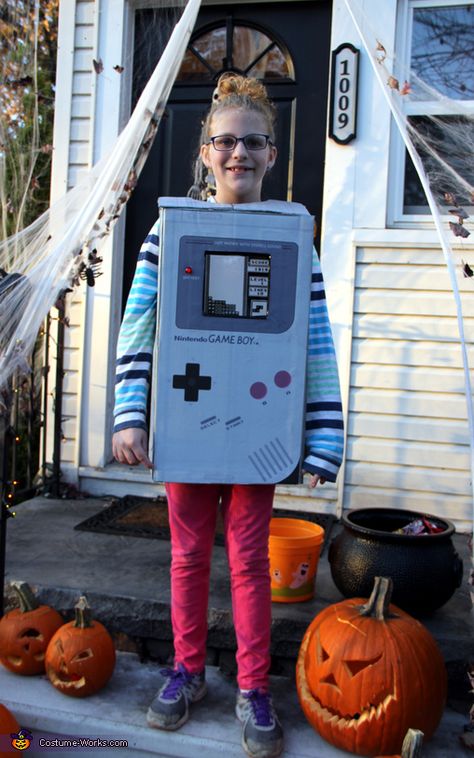 Gameboy - Halloween Costume Contest via @costume_works Gameboy Costume, Phone Costume, Old Backpack, Brick Phone, 1990s Fashion Trends, Halloween Costumes 2014, Halloween Costumes For Work, Easy Diy Costumes, 80s Costume