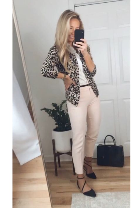 Pale Pink Pants Outfit Work, Pink Pants Outfit Ideas, Pink Pants Outfit Work, Style Pink Pants, Spring Business Outfits, Leopard Cardigan Outfit, Leopard Print Pants Outfit, Outfit Ideas For Work, Pink Pants Outfit