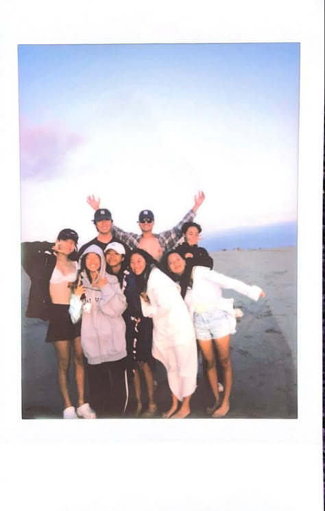 Friend Group Couples, Friends Group Pictures Aesthetic, Polaroid Group Friends, Seven People Friend Group, Friend Group Polaroid Pictures, Friend Group Pictures 10 People, Group Picture Beach, Summer Group Aesthetic, Grp Photo Poses