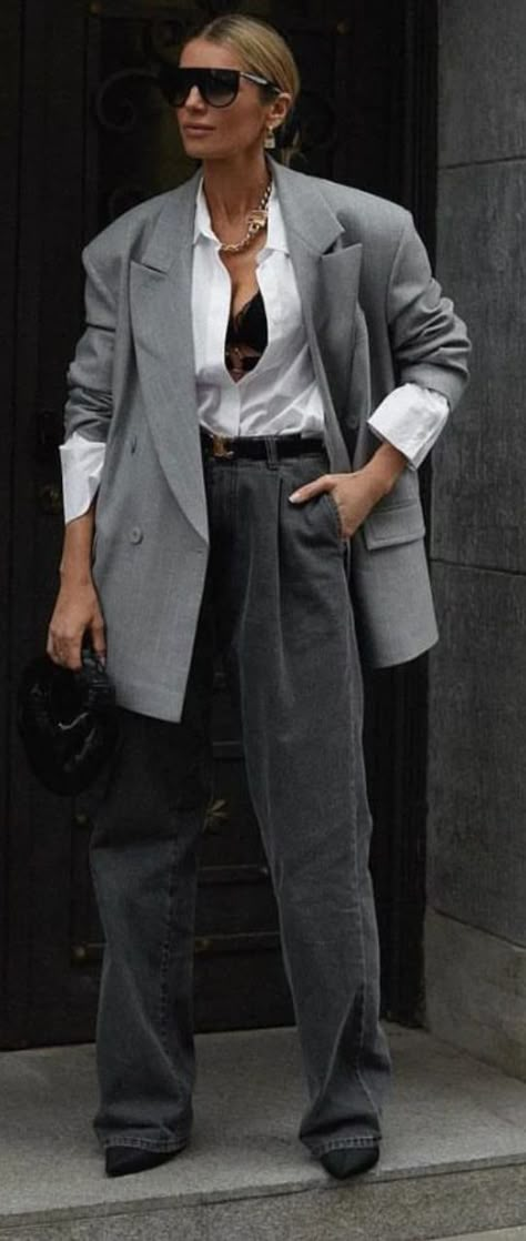 Oversize Grey Blazer, How To Style Grey Blazer, Gray Pants Outfit For Work Women, Light Gray Blazer Outfit Women, Grey Suit Pants Outfit Women, Light Grey Blazer Women Outfits, Light Grey Blazer Outfit, Grey Oversized Blazer Outfit, Oversized Grey Blazer Outfit