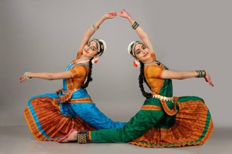 Gaurang and I both doing moves, we are ready, are you ready to dance Dance Duet Poses, Bharatnatyam Dance, Dance Duet, Bharatanatyam Costume, Bharatanatyam Dancer, Indian Classical Dancer, Bharatanatyam Poses, Dance Of India, Dance Pose