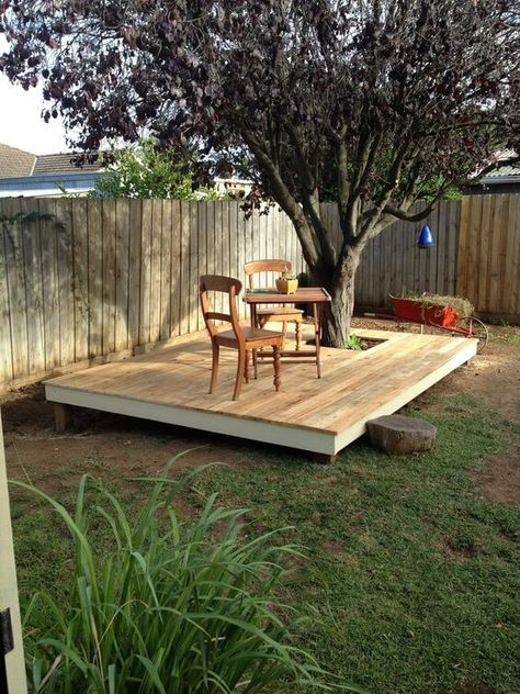 Simple Floating Deck Under Tall Tree #deckideas #backyard #decorhomeideas Diy Patio Ideas, Garden Design Ideas On A Budget, Wooden Deck, Pallet Patio, Under A Tree, Deck Designs Backyard, Budget Garden, Easy Backyard, Patio Garden Design