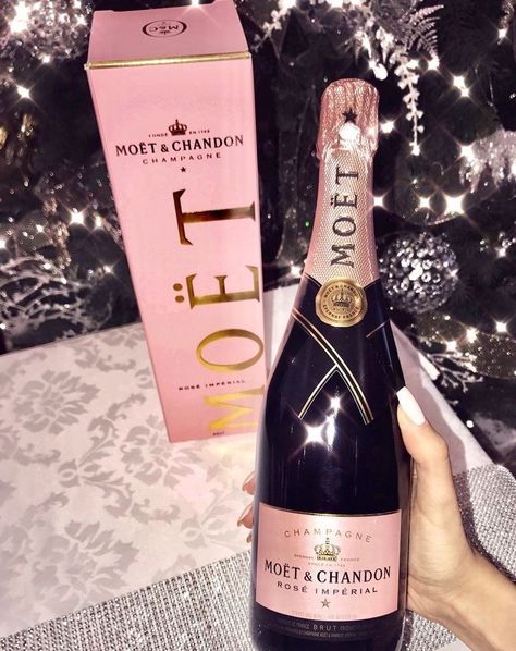 #champagne #strongdrinks #drinks Moet Rose, Moet Chandon Champagne, Champagne Birthday, Champagne Party, Alcohol Aesthetic, Sour Candy, Gifts Anniversary, Alcohol Recipes, Wine And Dine