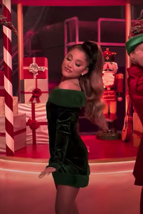 Christmas Celebrities, Oh Santa Ariana Grande, Ariana Grande Outfits Christmas, Ariana Grande Santa Outfit, Ariana Grande Green, Ariana Grande Mariah Carey, Ariana Grande Christmas, Ariana Grande Santa Tell Me, Christmas Ariana Grande