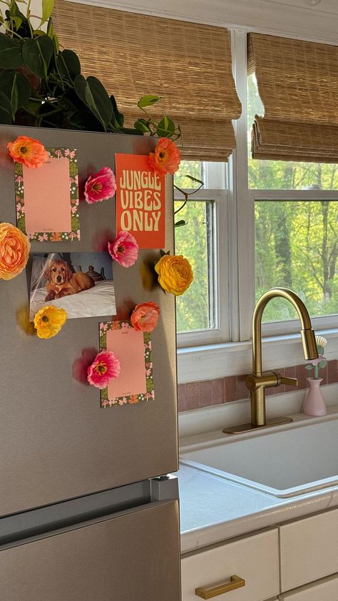 Devan Carter | how sweet are these flower fridge magnets?☺️🌸 I used fake flowers that I already had and cut the stem off so they would sit flush on a… | Instagram Fake Flower Decor Ideas, Fridge Magnets Diy, Flower Fridge, Fake Flowers Decor, Magnets For Fridge, Magnet Diy, Magnet Toys, Flower Magnets, Magnet Crafts