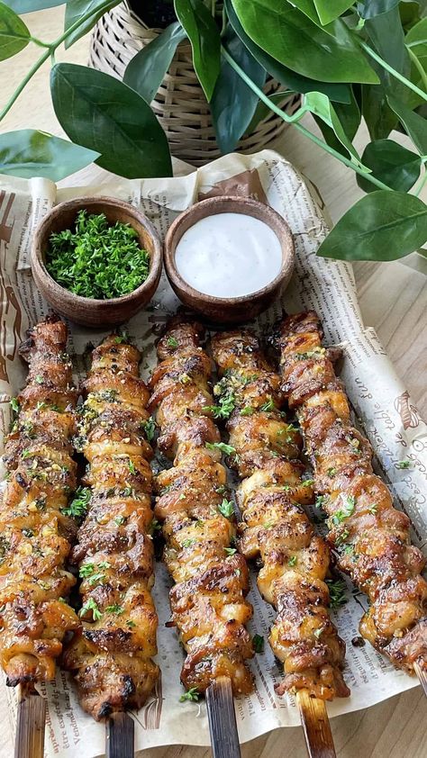 Garlic Parmesan Chicken Skewers - Wikisizzle Charcoal Bbq Recipes, Oven Grilled Chicken, Garlic Parmesan Chicken Skewers, Parmesan Chicken Skewers, Chicken Thighs Recipes, Grilled Chicken Skewers, Appetizer Sandwiches, Vegetarian Menu, Skewers Grill