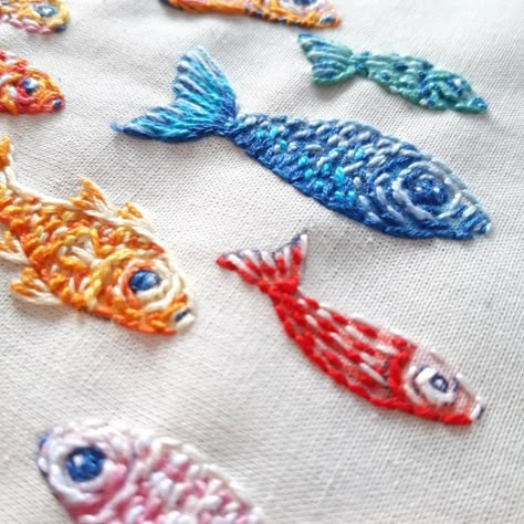 Embroidered Sea Creatures, Simple Fish Embroidery, Embroidered Fish Simple, Sardine Embroidery, Embroidery Designs For Clothes, Fish Hand Embroidery, Fish Embroidery Designs, Embroidery Doodles, Embroidery Fish