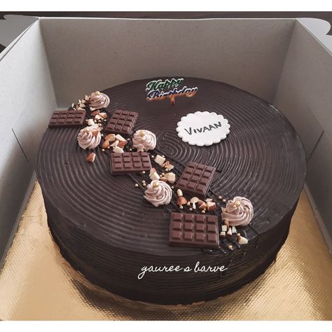 Cake Designs For Men Simple, Chocolate Cake Designs For Men, Cack Decoration Easy, Cake Ultah Coklat, Elegant Chocolate Cake Design, Chocolate Truffle Cake Designs, Simple Cake Designs For Men, Chocolate Birthday Cake Decoration, Cake Designs For Boy