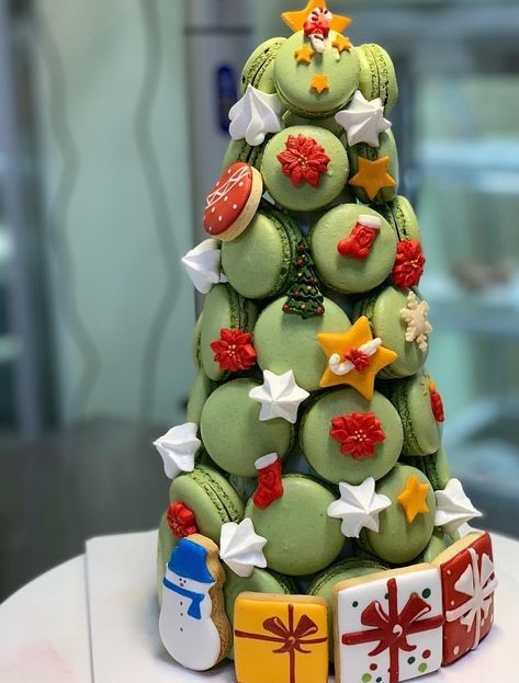 Macaron Tree, Macaroons Christmas, Christmas Dessert Menu, Christmas Tree Desserts, Christmas Afternoon Tea, Donut Decorating Ideas, Tree For Christmas, Christmas Macarons, Christmas Pastries