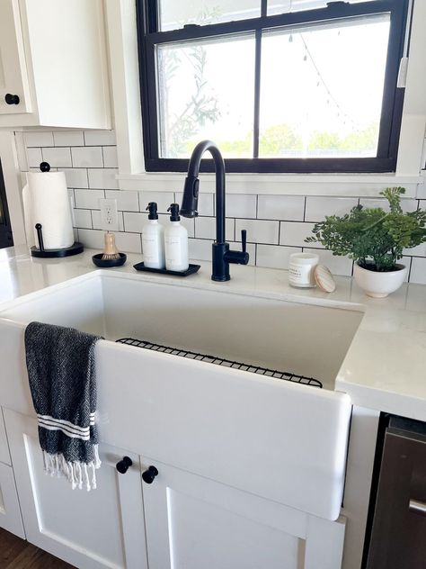 Sink With Black Faucet, Black Faucet Kitchen, Decorate Dining Room, Beachy Home Decor, White Kitchen Sink, Flip House, Beachy Home, Kitchen Reno Ideas, House Upgrades