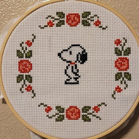 Cross Stitch Big Projects, Cross Stitch Patterns Dog, Snoopy Cross Stitch Pattern Free, Cross Stitch Snoopy, Snoopy Embroidery Pattern, Snoopy Cross Stitch Pattern, Crossstich Ideas, Beginner Cross Stitch Patterns, Snoopy Cross Stitch