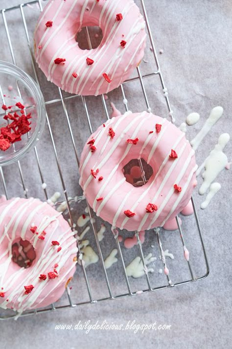 Strawberry Bomboloni, Doughnut Ideas, Donuts Ideas, Pink Frosted Donut, Donat Glaze, Baked Doughnut, Strawberry Doughnut, Pink Doughnut, Strawberry Donut