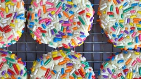 EASY, No Chill Sprinkle Cookies ~ two sugar bugs Sugar Cookies No Chill, Cookies No Chill, Sprinkle Cookies Recipe, Candy Cane Cookie Recipe, Candy Cane Cookie, Sugar Cookies With Sprinkles, Candy Cane Cookies, Chill Time, Cookies Sugar