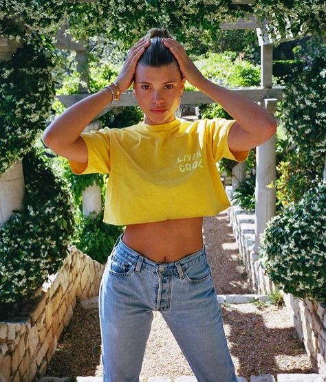 Outfits With Yellow, White Bustier Top, Sophia Richie, Yellow Tshirt, Off White Belt, Hollister Crop Tops, White Bustier, American Eagle Crop Top, Yellow Jeans