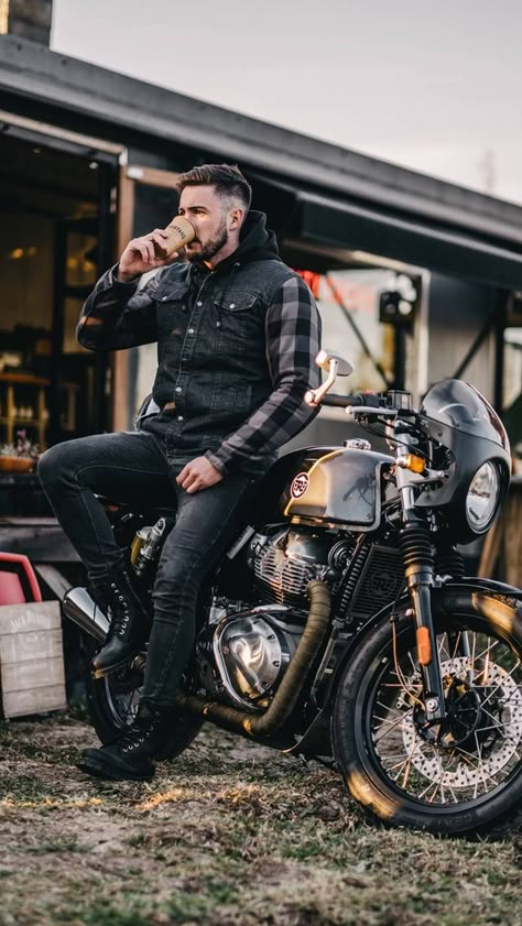 Bikers Jackets Outfit Men, Rider Outfit Men, Cafe Racer Outfit Men, Cafe Racer Outfit, Biker Outfit Men Motorcycles, Biker Outfit Men, Rider Outfit, Bike Pose, Hangout Outfit