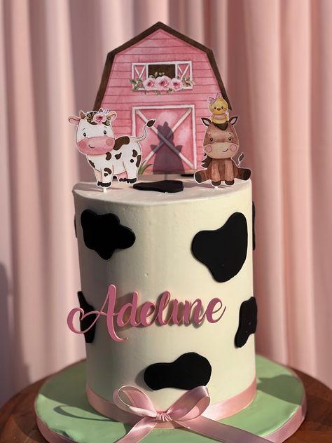 Farm Birthday Cake, Cowgirl Birthday Cakes, Cow Birthday Cake, Farm Birthday Cakes, Cow Birthday Parties, Cow Cakes, Animal Theme Birthday, Animal Birthday Cakes, Farm Theme Birthday