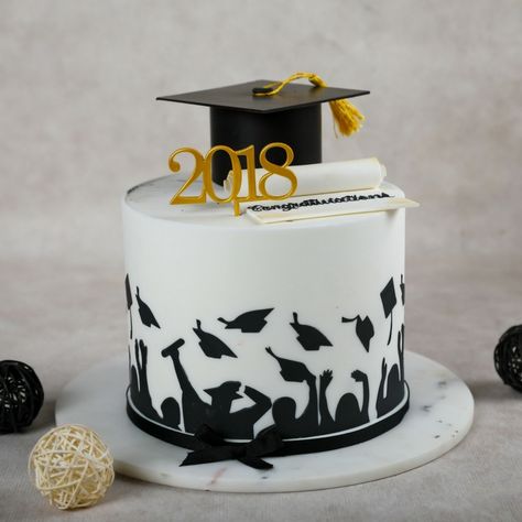 21 Incredible Graduation Party Decorations & Ideas Graduation Cake For Him, Graduation Cake Designs For Boys, Graduate Cake Ideas, Graduation Cake Ideas High School, Black And White Graduation Cake, Unique Graduation Cakes Design, Cute Graduation Cakes, Graduation Cake Ideas For Boys, Graduation Party Cake Ideas