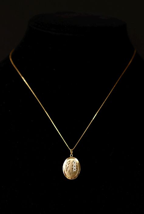 Brand: Princess Pride Creations (PPC) Material: 14K Gold Filled Style: Oval Locket Pendant Necklace with Etched Floral & Leaf Details Condition: Excellent Condition Size: Locket: 1.1 inches long, 0.6 inches wide Necklace: 17 inches long Markings: Locket and chain marked 14K PPC Description: Discover the elegance of vintage jewelry with this stunning gold filled oval locket pendant necklace from Princess Pride Creations (PPC), a renowned Chicago-based company. This exquisite locket features beaut Wide Necklace, Oval Pendant Necklace, Pendant Necklace Vintage, Oval Locket, Oval Necklace, Locket Pendant Necklace, Professional Jewelry, Fancy Jewelry, Oval Pendant