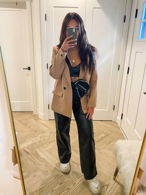 Going Out Trainer Outfit, Balenciaga Trainers Outfit Women, Balenciaga Triple S Outfit Woman, Balenciaga Trainers Outfit, Camel Blazer Outfits Women, Beige Shoes Outfit, Balenciaga Triple S Outfit, Triple S Outfit, Blazer Aesthetic