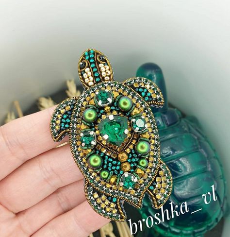 Tambour Beading, Seed Bead Jewelry Patterns, Turtle Brooch, Vintage Rhinestone Jewelry, Beadwork Embroidery, Vintage Jewelry Crafts, Embroidery Patterns Vintage, Beaded Jewelry Tutorials, Bead Embroidery Jewelry