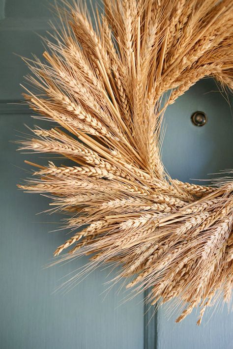 Creative Fall Wreath Ideas Outside Fall Decor, Diy Fleur, Deco Champetre, Straw Wreath, Deco Nature, Diy Fall Wreath, Deco Floral, Autumn Wreaths, Fall Diy