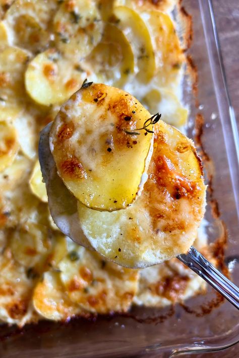 Thinly sliced potatoes are layered with nutty Gruyère cheese, Parmesan and heavy cream then slowly baked with garlic, a little butter and fresh thyme. Incredibly easy to make, everyone loves them! | #potatoes #cheesypotatoes #potatogratin #scallopedpotatoes #sidedish #holidaysides #potatoesaugratin Gruyere Scalloped Potatoes, Au Gratin Potato Recipes, Au Gratin Recipes, Recipes Vegetables, Potatoes Au Gratin, Holiday Side, Potato Gratin, Fire Roasted Tomatoes, Scalloped Potatoes