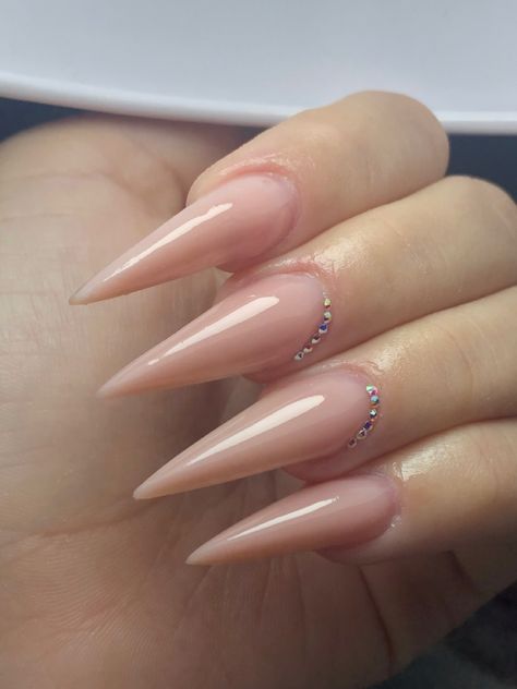 Stilleto Nails 2023, Simple Stilleto Nail Designs, Stiletto Nails Simple, White Stiletto Nails Design, Nude Coffin Nail Ideas, Pretty Stiletto Nails, Nail Stilleto Ideas, Staleto Nails, Nude Stiletto Nails