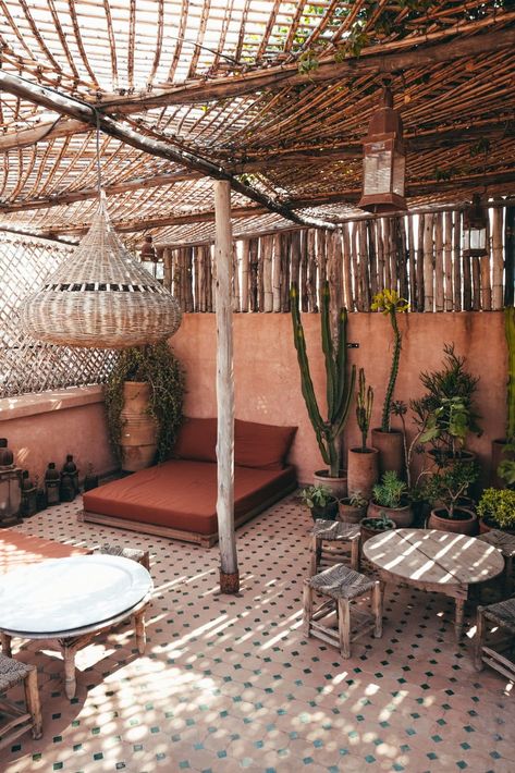 Marrakech Decor, Pink Daybed, Desert Interior, Best Riads In Marrakech, Houses Inspiration, Moroccan Garden, Riad Marrakech, Moroccan Inspiration, Tiny Garden