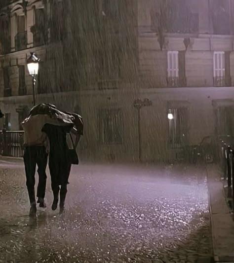 The Dreamers 2003, Studera Motivation, England Aesthetic, Smell Of Rain, Rainy Day Aesthetic, Night Rain, Lockwood And Co, Stormy Night, Movies By Genre