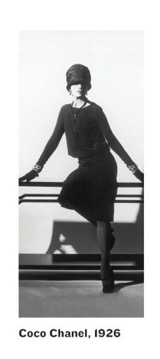 Chanel dress (1926) | Coco Chanel #CocoChanel #ChanelModes #ChanelVintage Visit espritdegabrielle.com | L'héritage de Coco Chanel #espritdegabrielle Foto Top, Woman In Black, Mode Chanel, Chanel Cruise, Gabrielle Chanel, Chanel Couture, Diane Kruger, Chanel Vintage, Chanel Fashion