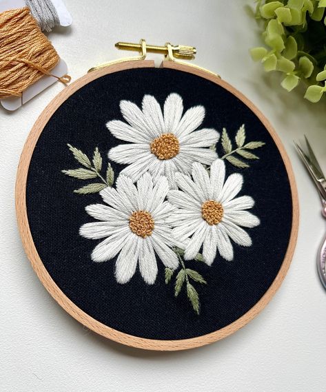 Embroidered Flowers Simple, Embroidery Hoop Art Diy, Simple Hand Embroidery Patterns, Textile Art Embroidery, Simple Embroidery Designs, Diy Embroidery Designs, Hand Embroidery Patterns Flowers, Diy Embroidery Patterns, Handmade Embroidery Designs