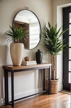 Indoor Plants Entryway, Entryway Plants Indoor, Entryway With Plants, Entryway Plants, Classic Home Decor Ideas, Small Foyer Ideas, Side Table Styling, Low Light Indoor Plants, Console Table Styling